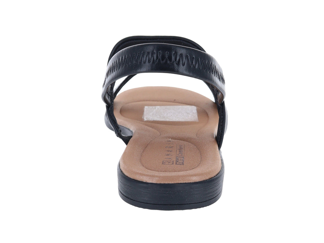 Sandalias negras para mujer con hebilla dorada y detalle de textura de cocodrilo en la parte frontal.