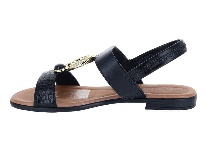 Sandalias negras para mujer con hebilla dorada y detalle de textura de cocodrilo en la parte frontal.