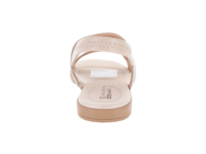 Sandalias color almendra para mujer con textura de piel de cocodrilo y detalle dorado metálico.