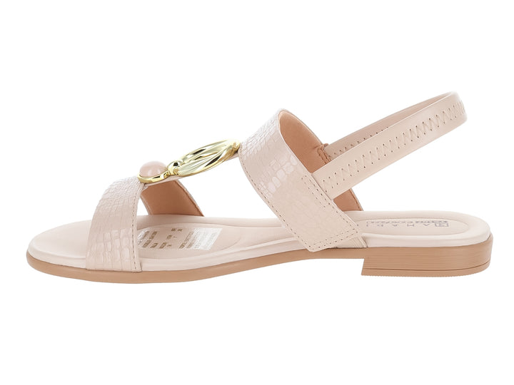 Sandalias color almendra para mujer con textura de piel de cocodrilo y detalle dorado metálico.