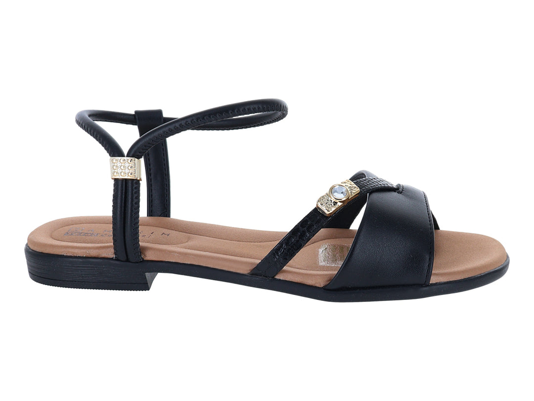Sandalias negras para mujer con correas y detalles dorados, suela plana color beige.