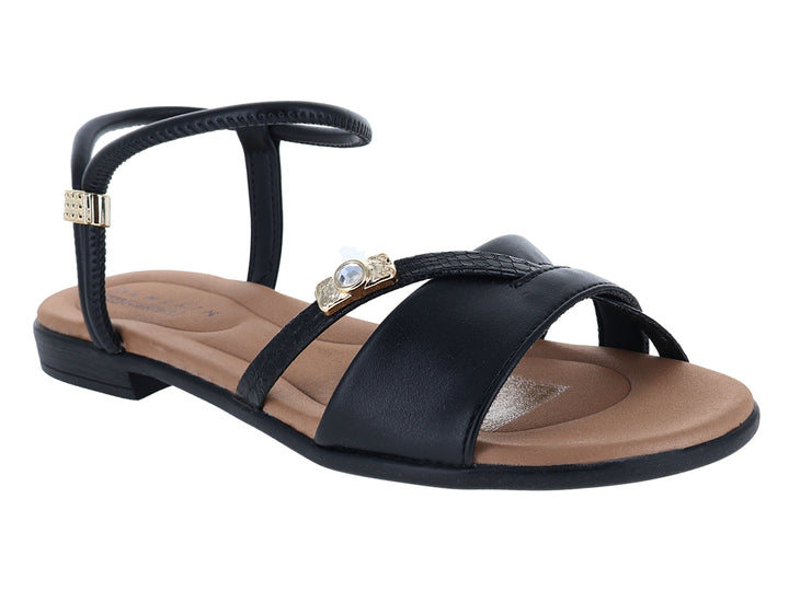 Sandalias negras para mujer con correas y detalles dorados, suela plana color beige.