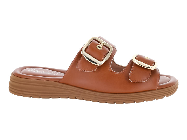 Sandalias color caramelo para mujer con dos correas y hebillas doradas.