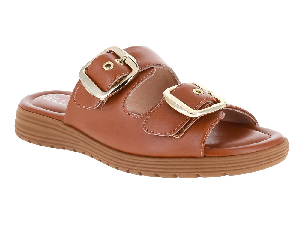 Sandalias color caramelo para mujer con dos correas y hebillas doradas.