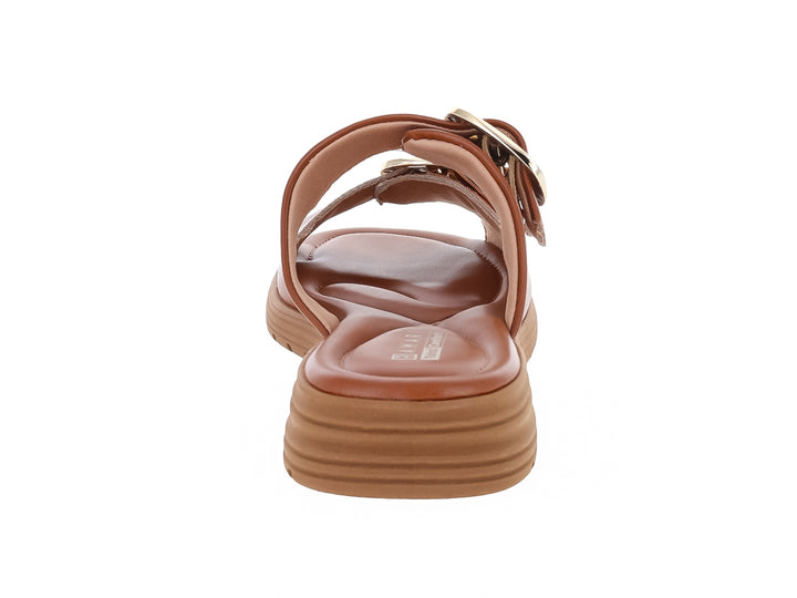 Sandalias color caramelo para mujer con dos correas y hebillas doradas.