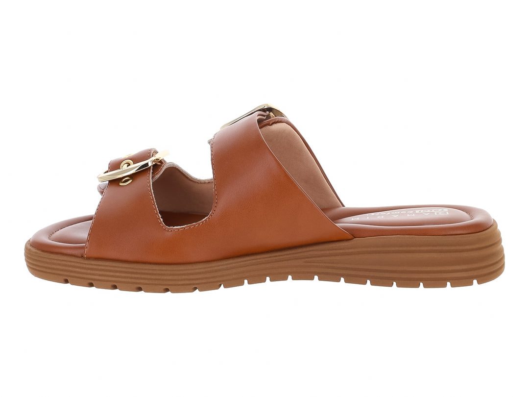 Sandalias color caramelo para mujer con dos correas y hebillas doradas.