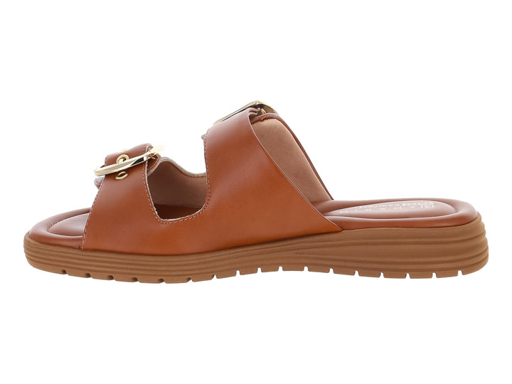 Sandalias color caramelo para mujer con dos correas y hebillas doradas.