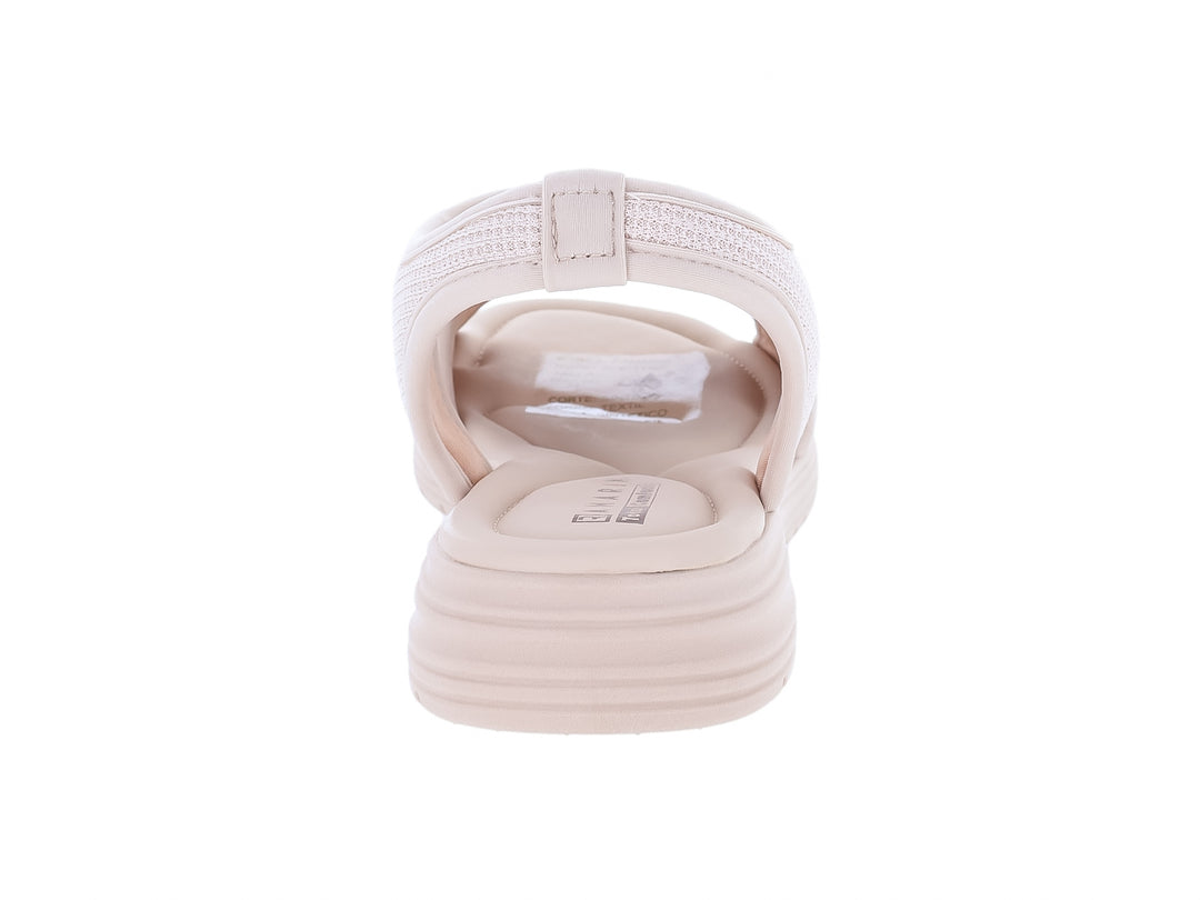 Sandalia color almendra para mujer con suela gruesa y correas de tejido texturizado.