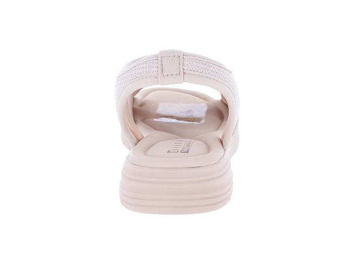 Sandalia color almendra para mujer con suela gruesa y correas de tejido texturizado.