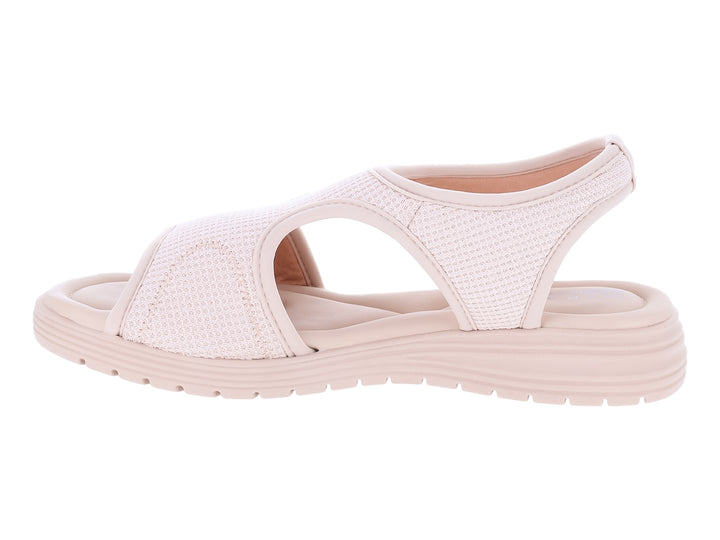Sandalia color almendra para mujer con suela gruesa y correas de tejido texturizado.