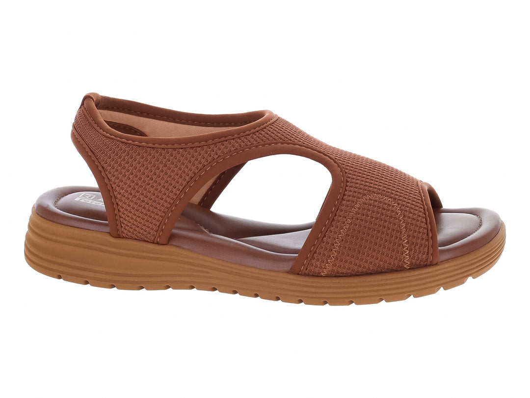 Sandalia color chocolate para mujer con correa de tela texturizada y suela confortable.