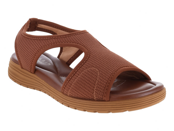 Sandalia color chocolate para mujer con correa de tela texturizada y suela confortable.