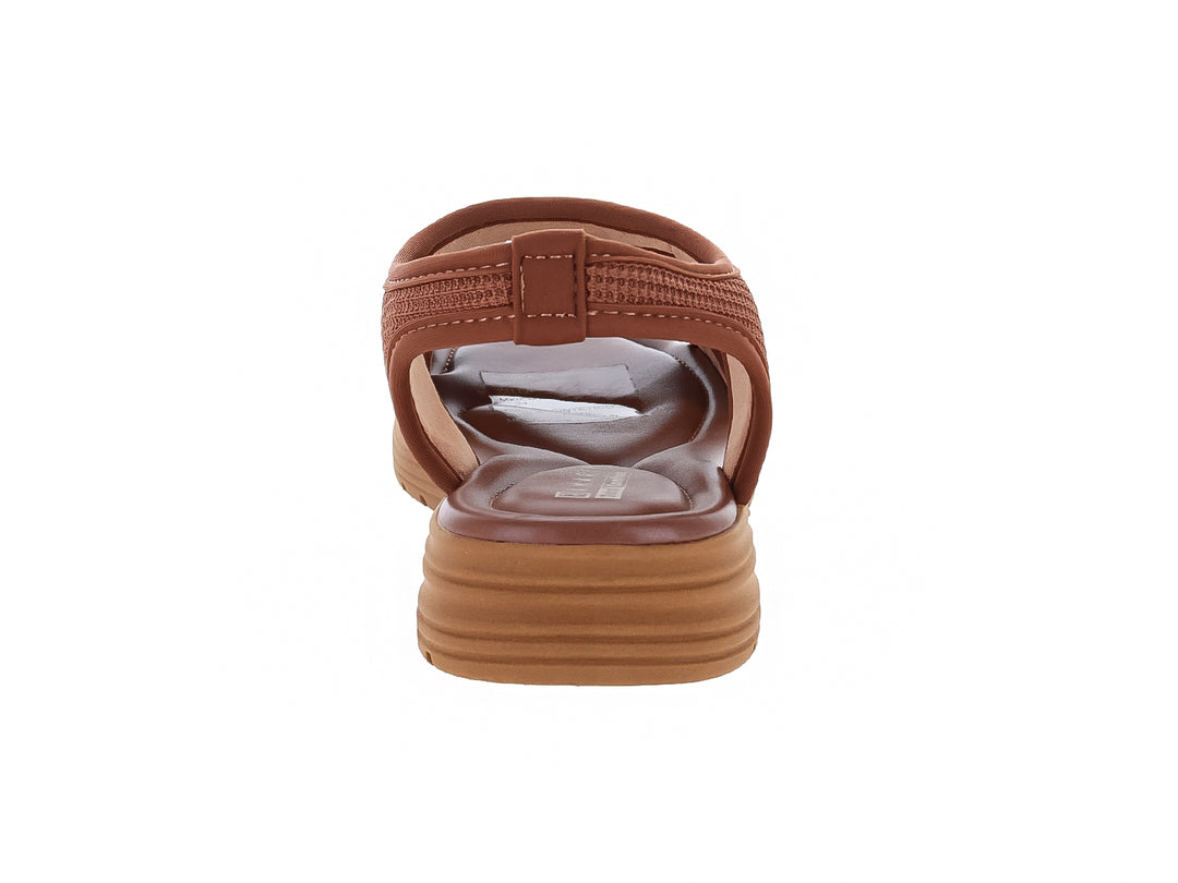 Sandalia color chocolate para mujer con correa de tela texturizada y suela confortable.