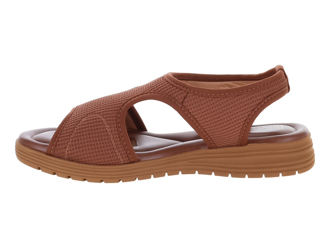 Sandalia color chocolate para mujer con correa de tela texturizada y suela confortable.