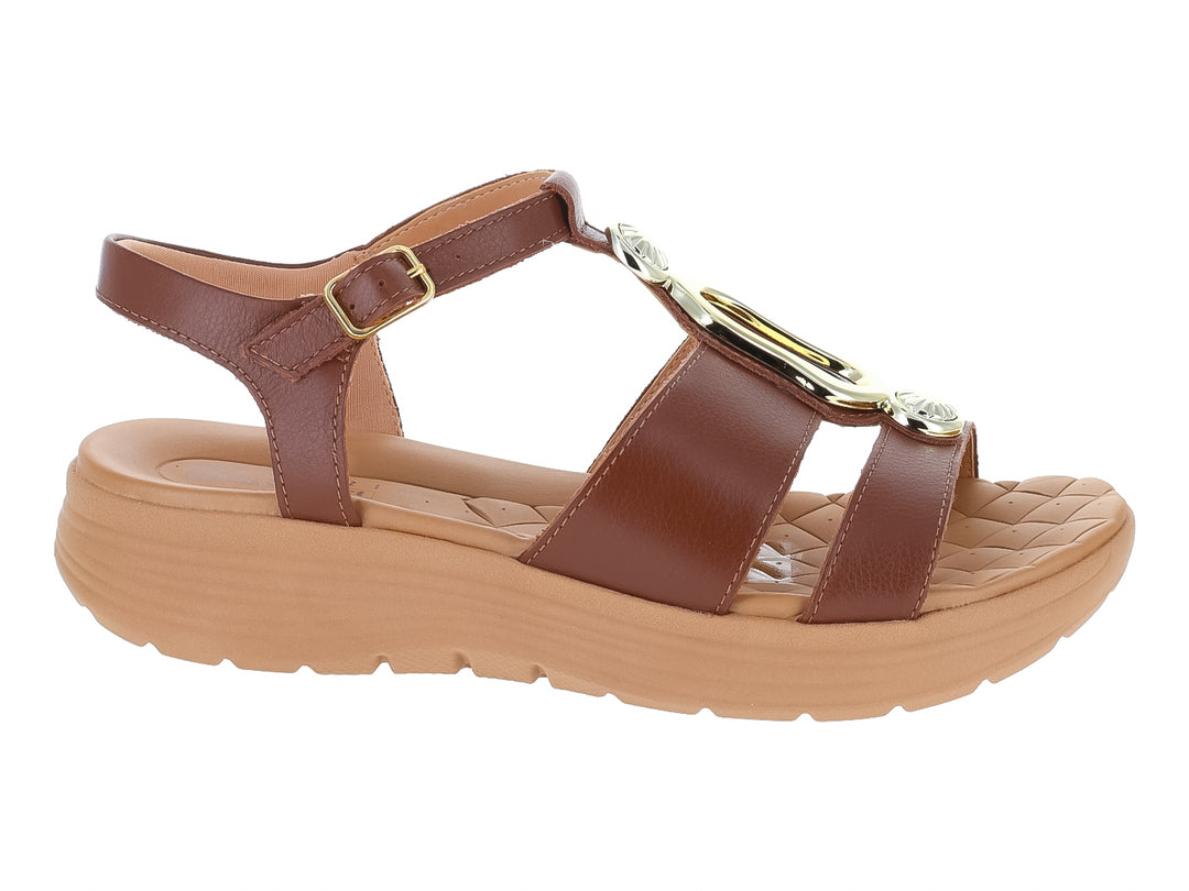 Sandalias color chocolate con suela beige y adornos dorados para mujer.
