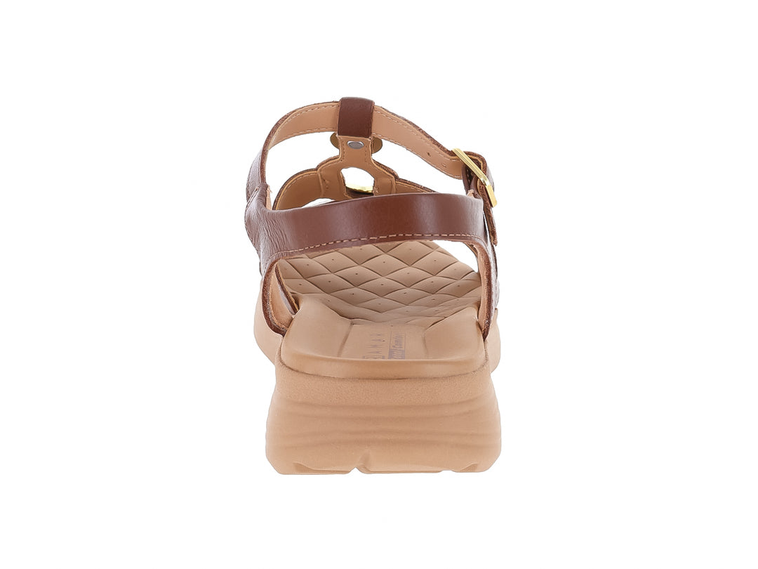 Sandalias color chocolate con suela beige y adornos dorados para mujer.