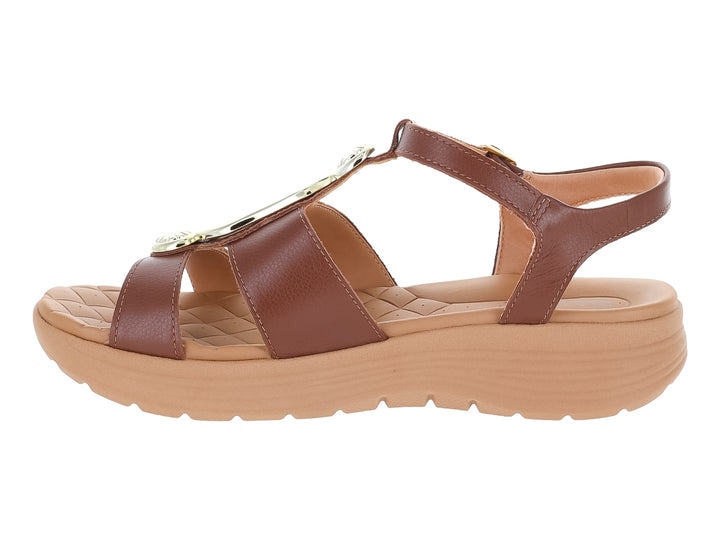 Sandalias color chocolate con suela beige y adornos dorados para mujer.