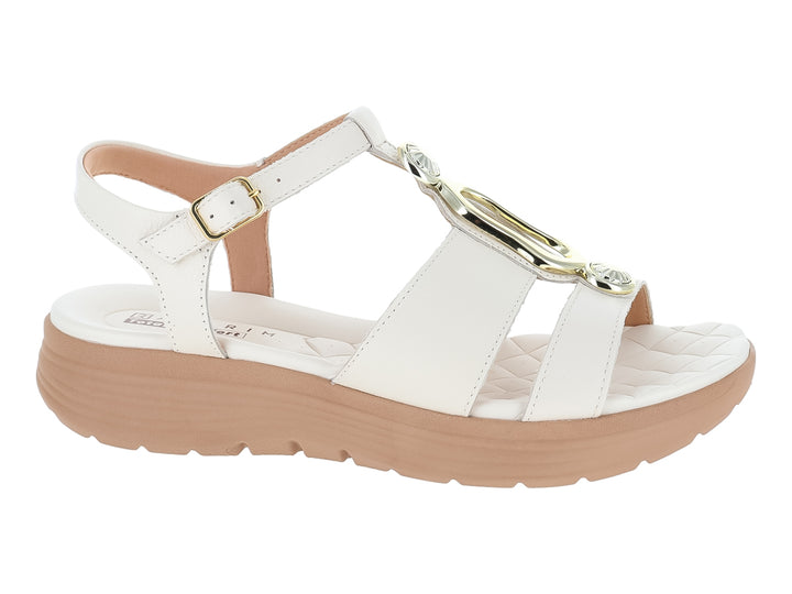 Sandalia Ramarim color off white con suela beige y adornos dorados.