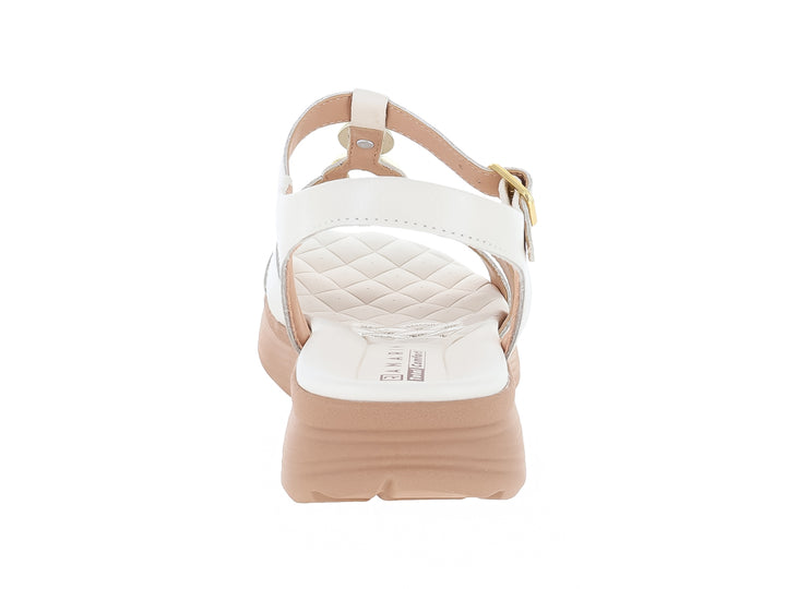 Sandalia Ramarim color off white con suela beige y adornos dorados.
