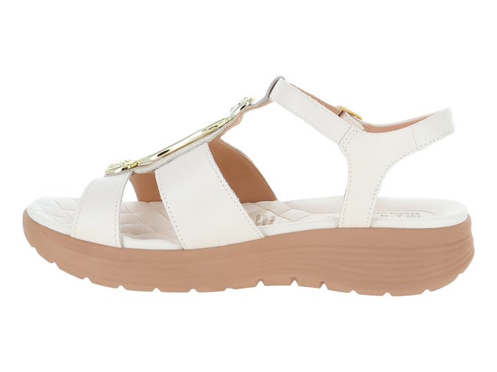 Sandalia Ramarim color off white con suela beige y adornos dorados.