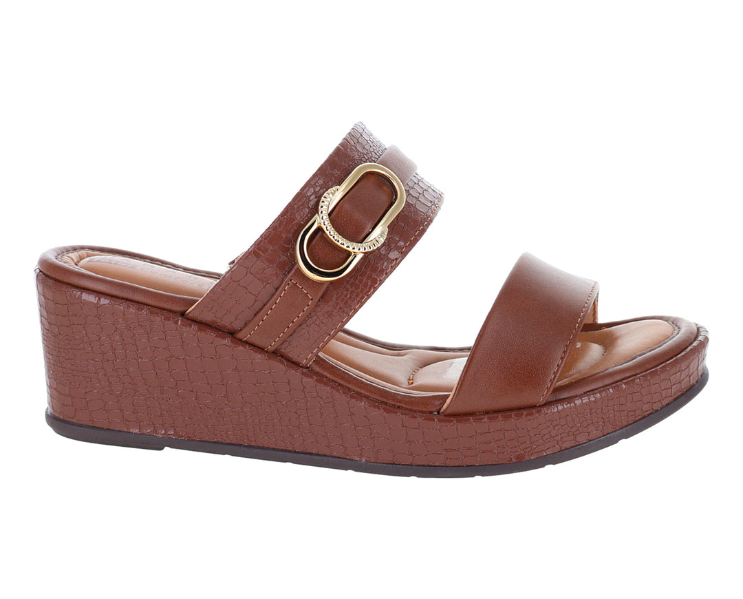 Sandalia de plataforma color chocolate para mujer con textura de piel de cocodrilo y detalle dorado.