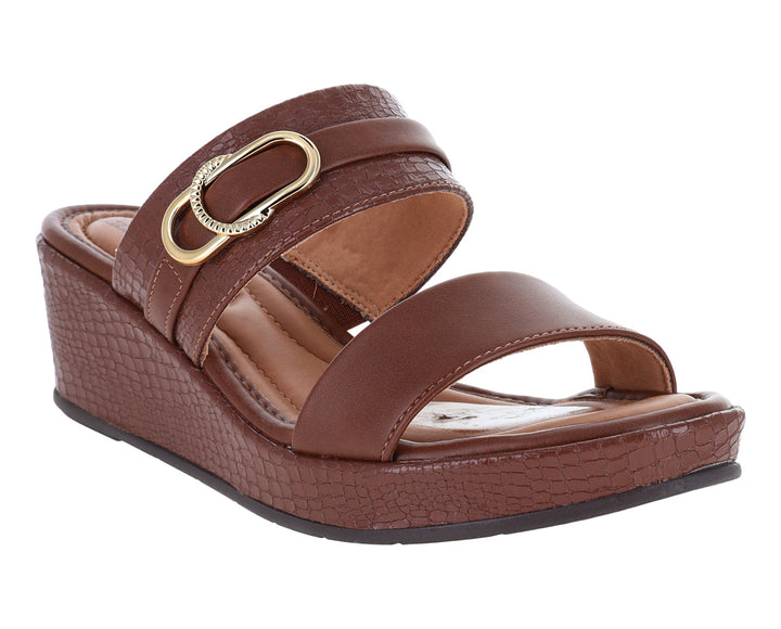 Sandalia de plataforma color chocolate para mujer con textura de piel de cocodrilo y detalle dorado.