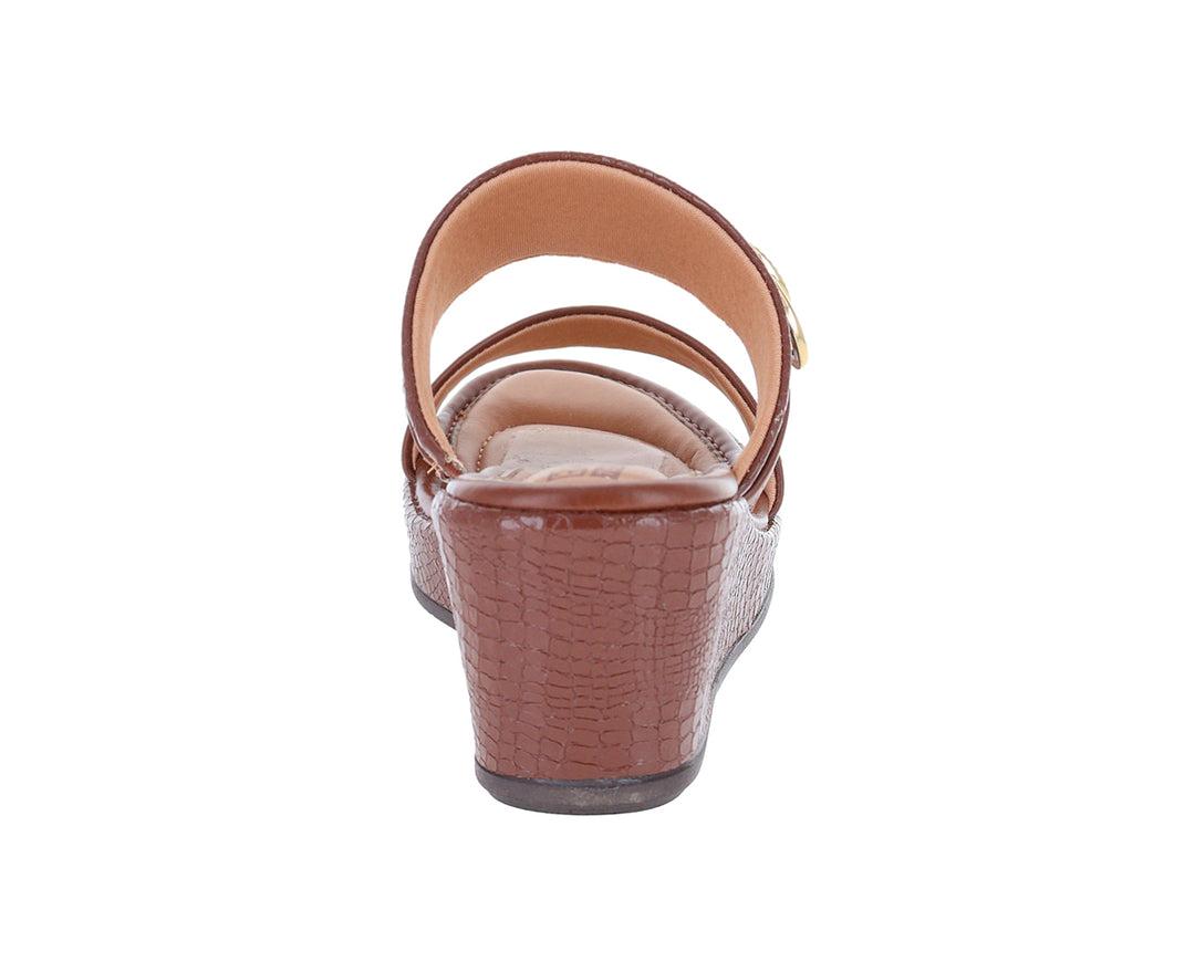 Sandalia de plataforma color chocolate para mujer con textura de piel de cocodrilo y detalle dorado.