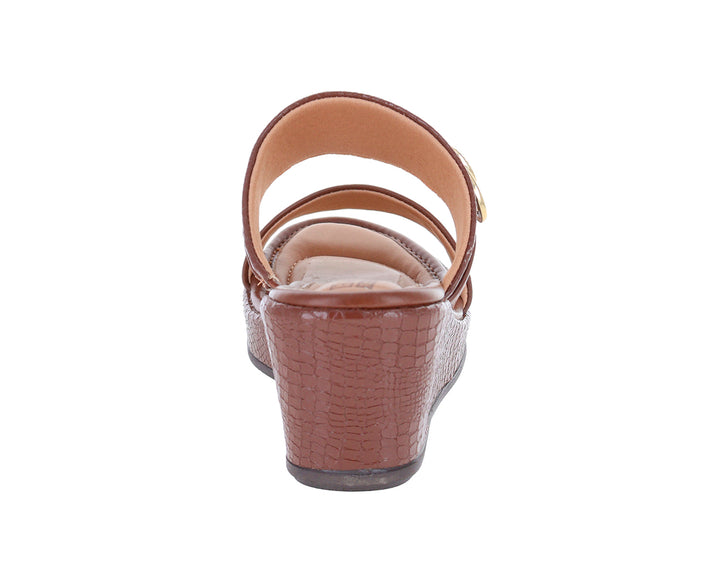 Sandalia de plataforma color chocolate para mujer con textura de piel de cocodrilo y detalle dorado.