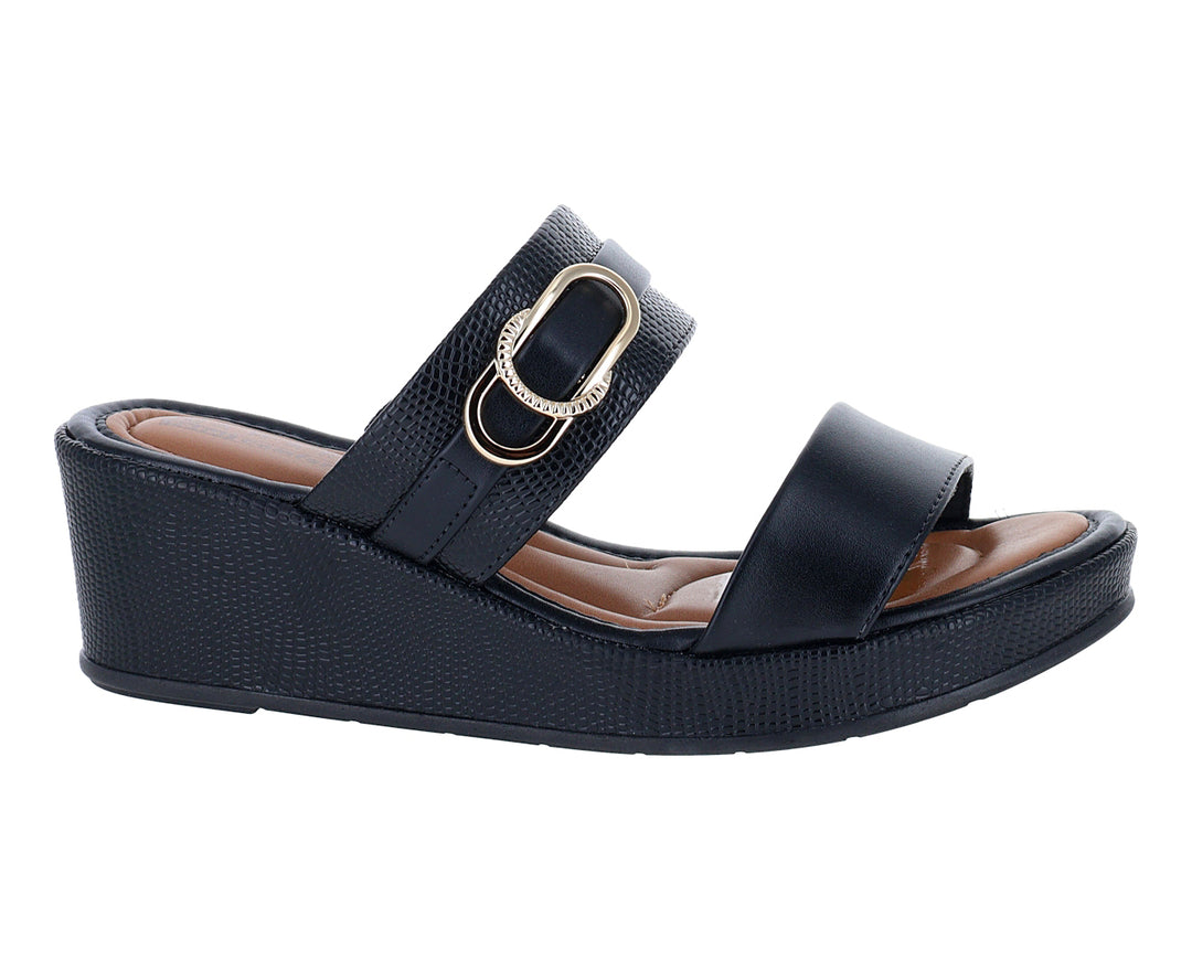 Sandalias negras de plataforma con hebilla dorada decorativa para mujer.