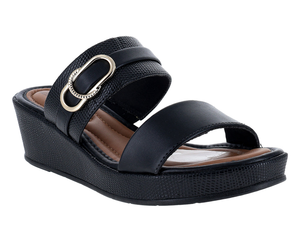 Sandalias negras de plataforma con hebilla dorada decorativa para mujer.