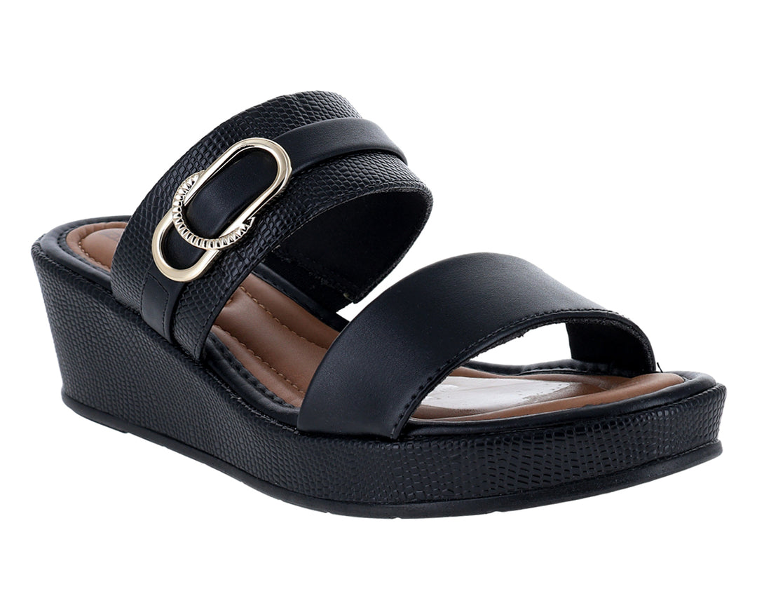 Sandalias negras de plataforma con hebilla dorada decorativa para mujer.