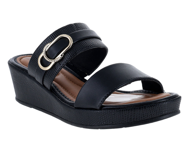 Sandalias negras de plataforma con hebilla dorada decorativa para mujer.