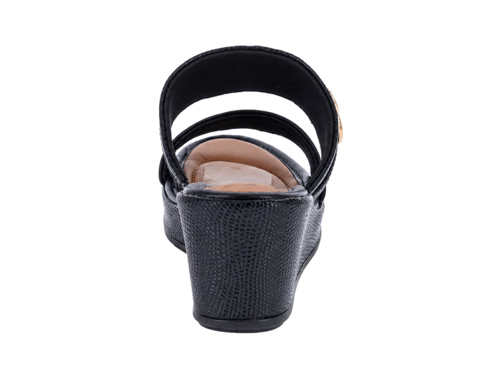 Sandalias negras de plataforma con hebilla dorada decorativa para mujer.
