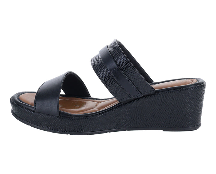 Sandalias negras de plataforma con hebilla dorada decorativa para mujer.