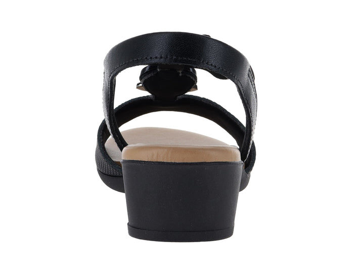 Sandalia USAFLEX color negro para mujer con tacón bajo y correa ajustable.