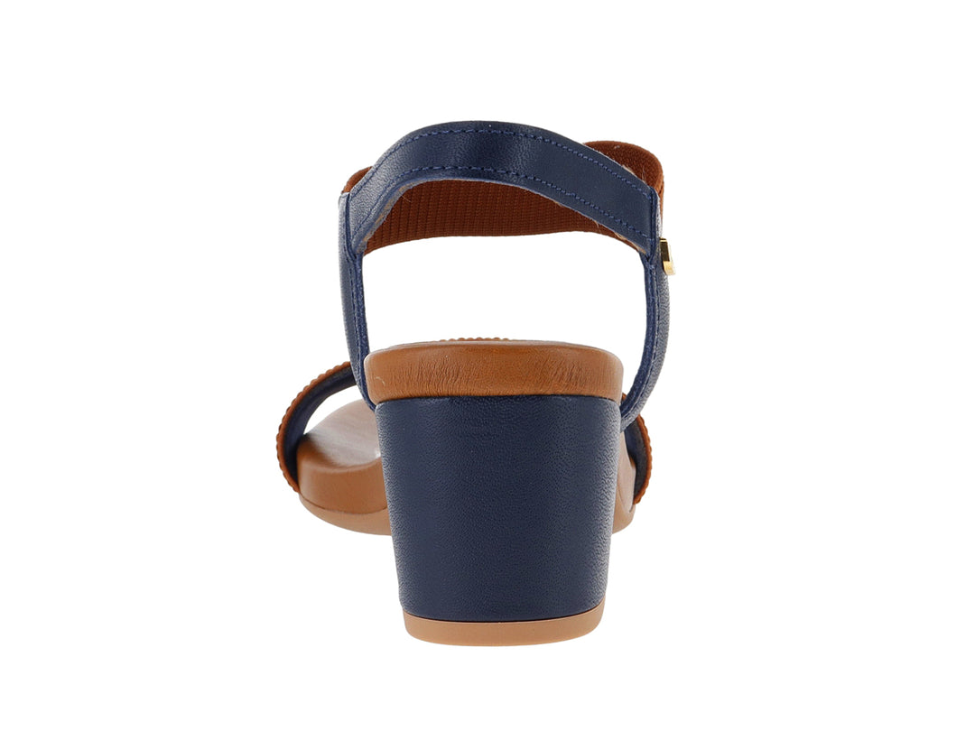 Sandalia USAFLEX para mujer en colores azul y canela con tacón bajo y tiras acanaladas.