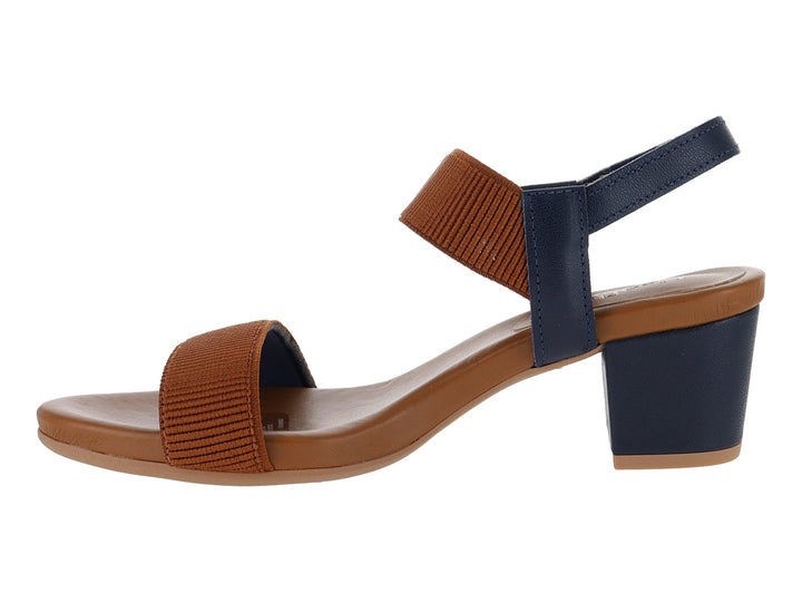 Sandalia USAFLEX para mujer en colores azul y canela con tacón bajo y tiras acanaladas.