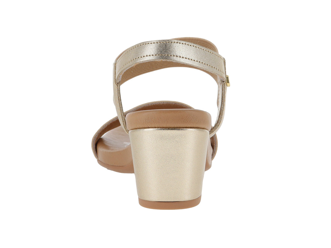 Sandalias USAFLEX color oro con tacón bajo y correa para mujer.