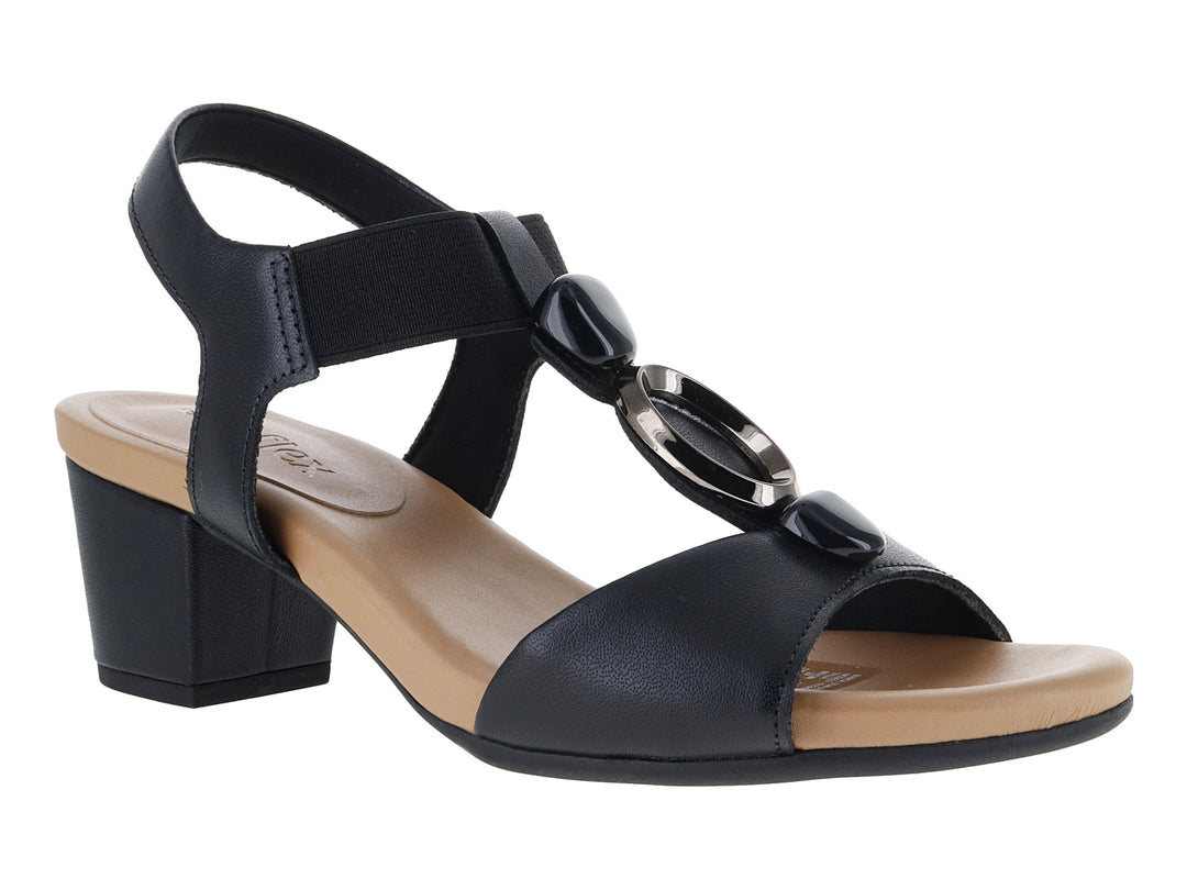 Sandalia negra de tacón bajo con correa y plantilla beige para mujer.