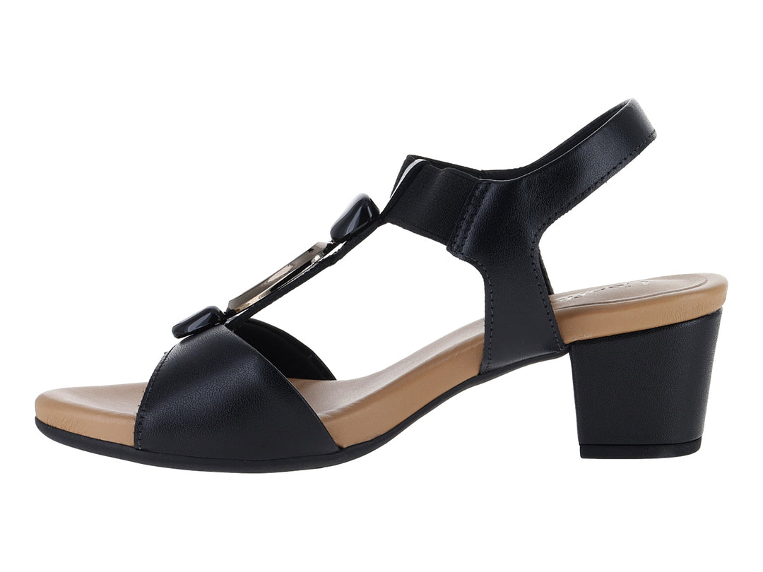 Sandalia negra de tacón bajo con correa y plantilla beige para mujer.