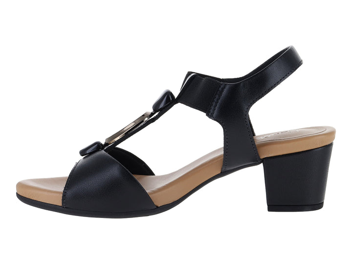 Sandalia negra de tacón bajo con correa y plantilla beige para mujer.