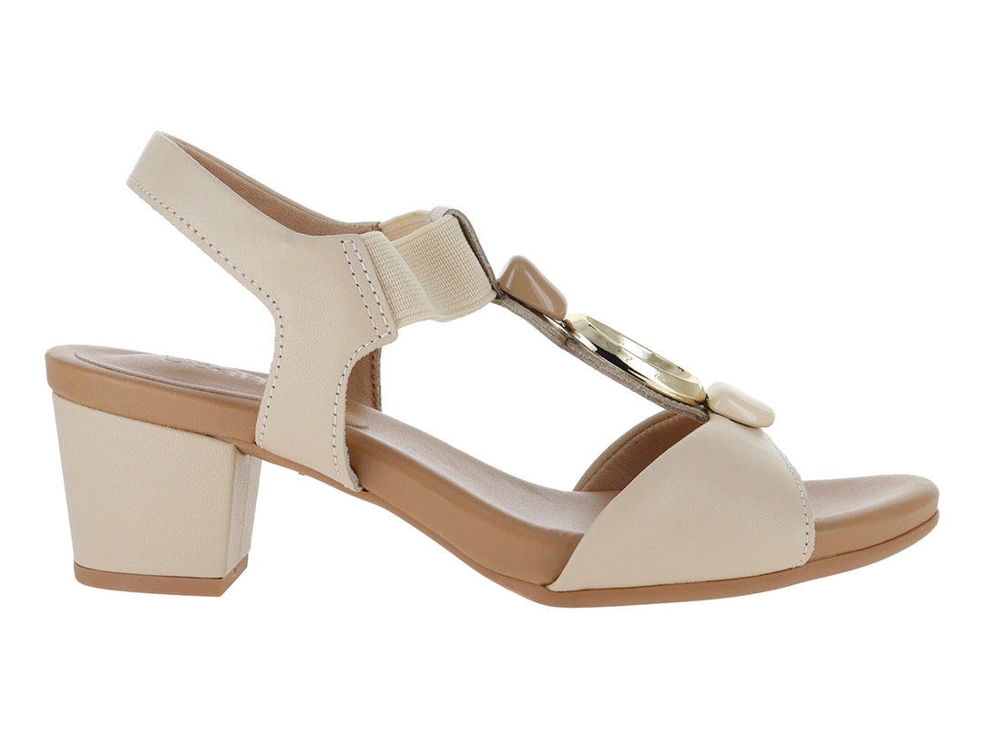 Sandalia USAFLEX color vainilla para mujer con tacón bajo y correa ajustable.