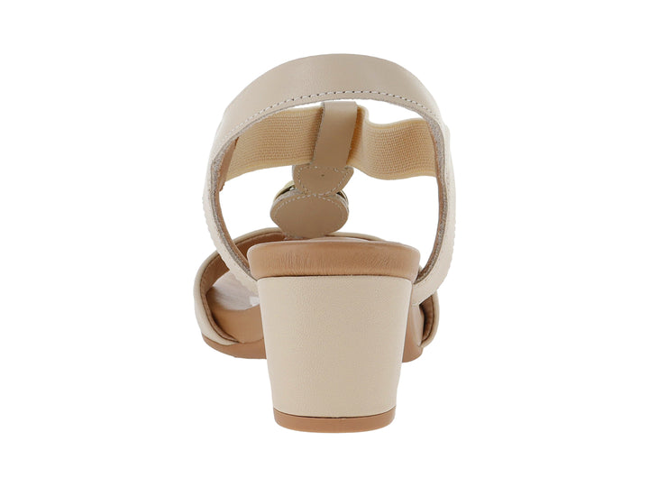 Sandalia USAFLEX color vainilla para mujer con tacón bajo y correa ajustable.