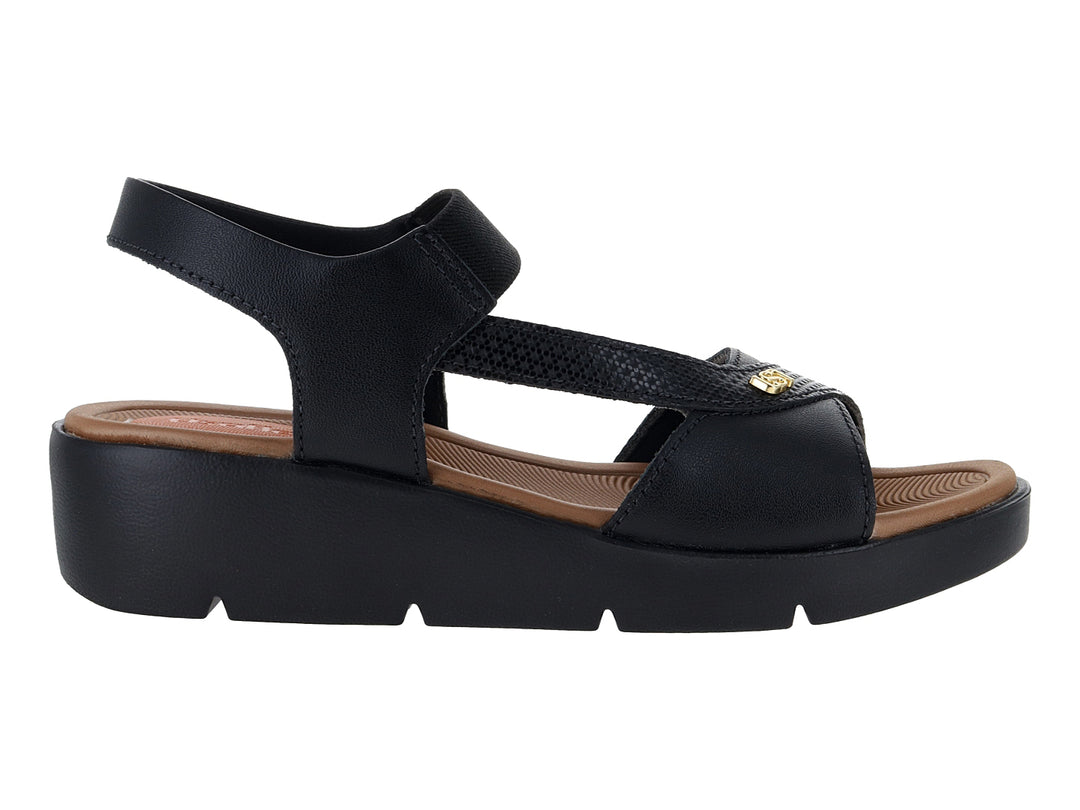 Sandalia de plataforma color negro para mujer con plantilla marrón y correa.