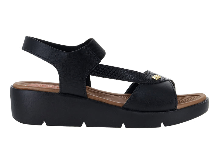 Sandalia de plataforma color negro para mujer con plantilla marrón y correa.