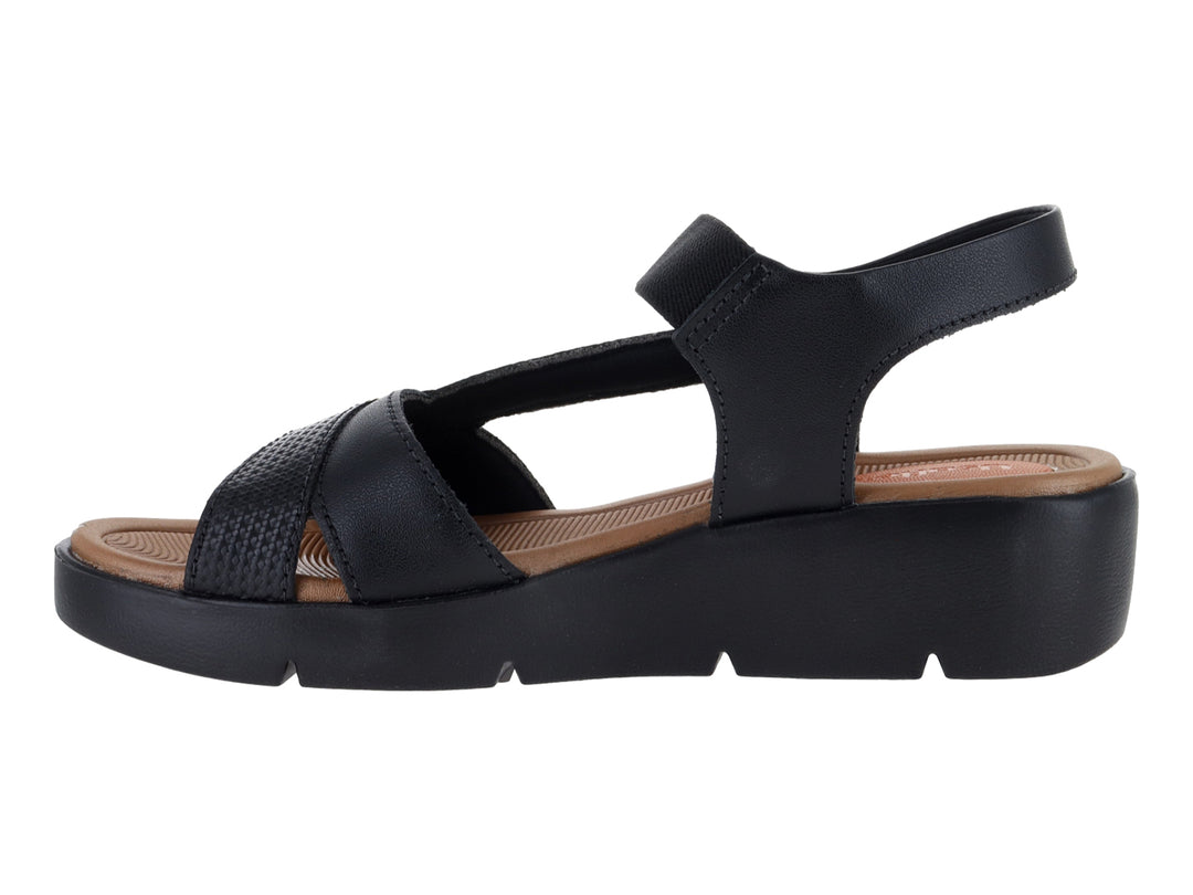 Sandalia de plataforma color negro para mujer con plantilla marrón y correa.