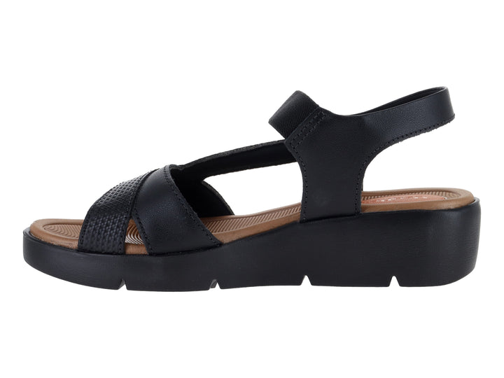 Sandalia de plataforma color negro para mujer con plantilla marrón y correa.