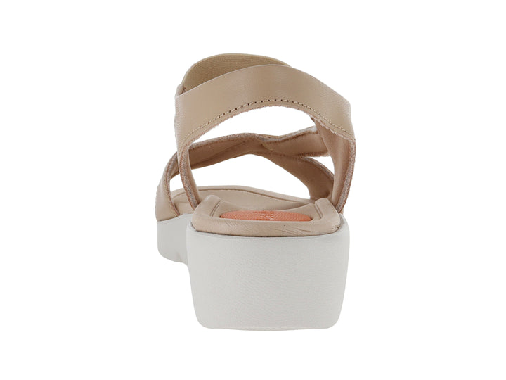 Sandalias de plataforma color blush con suela blanca y correas elásticas para mujer.