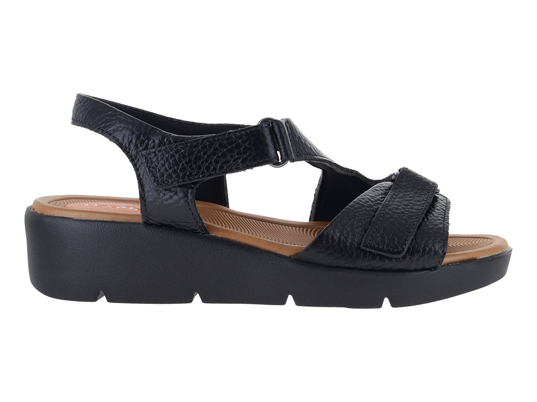 Sandalias negras de plataforma con correa ajustable y plantilla color café.