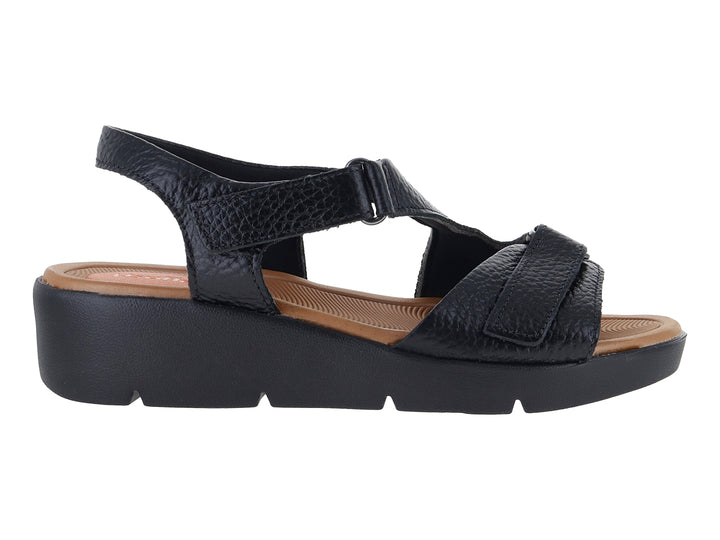 Sandalias negras de plataforma con correa ajustable y plantilla color café.